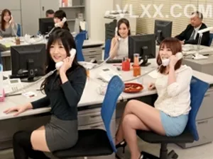 P 站网红 ``LonelyMeow'' thủ dâm lại chạm đến mặt nước và đại dương của người bạn nam bị hút một cách dữ dội!