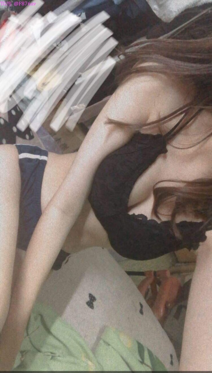Bố má đi vắng, em kế ở nhà rủ anh trai chơi trò giả làm vợ yêu chồng