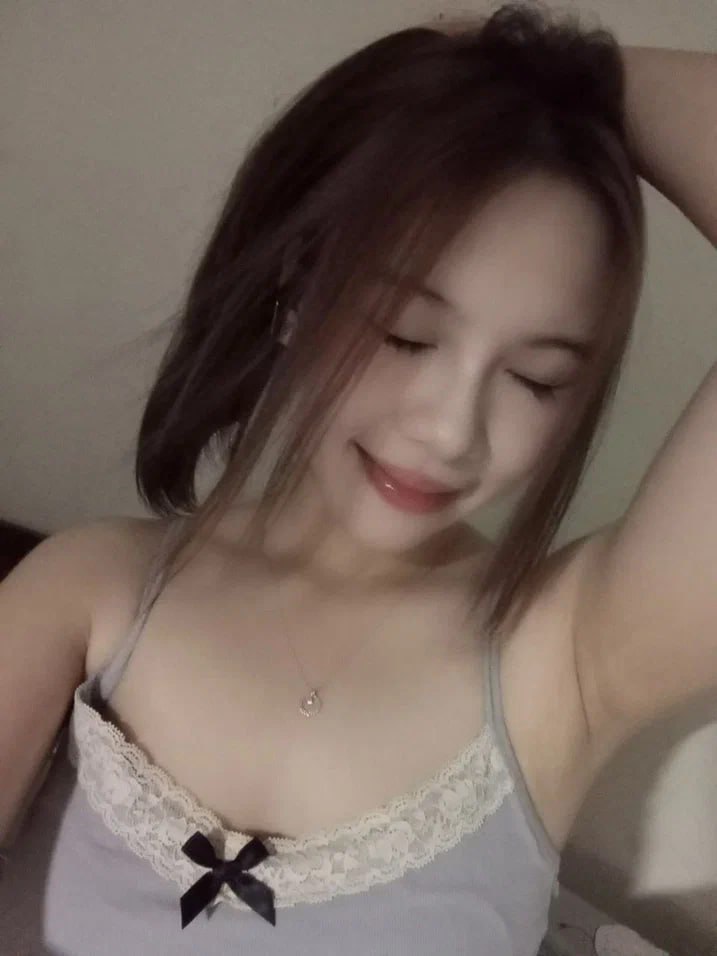 Tới cử bạn gái banh lồn đòi tôi địt ẻm