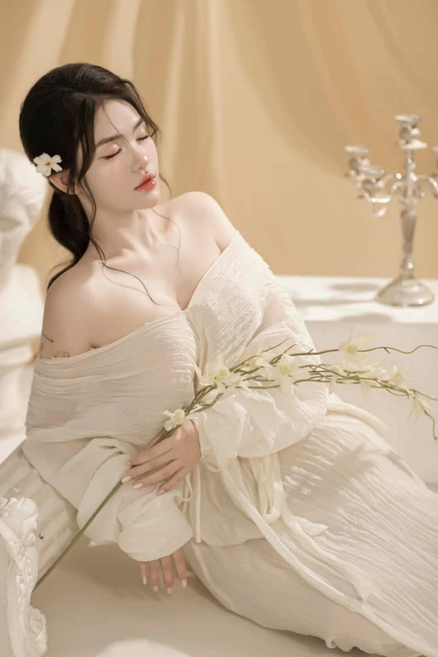 đang nứng cô gái nhờ em họ giúp một tay